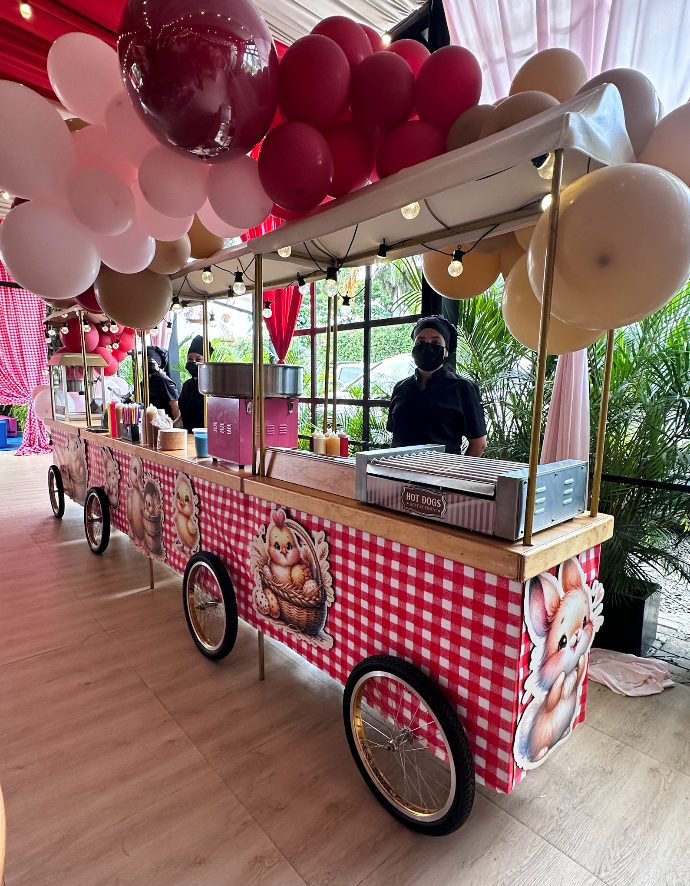 Carrito de Dulce Diversión con globos y detalles en cuadros rojos