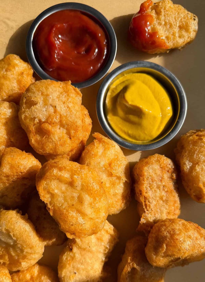 Cajita de nuggets de pollo con papas y jugo