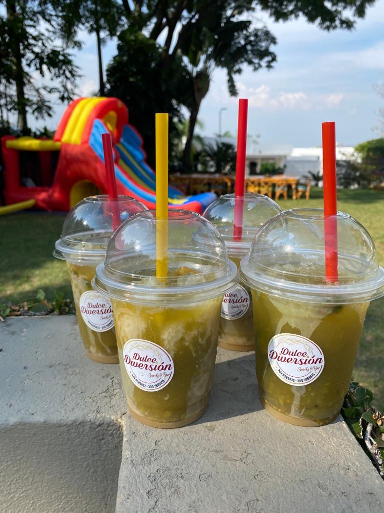 Bebidas refrescantes en vasos con branding Dulce Diversión