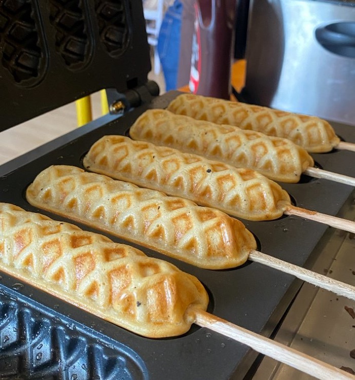 Waffle sticks con salsas y toppings