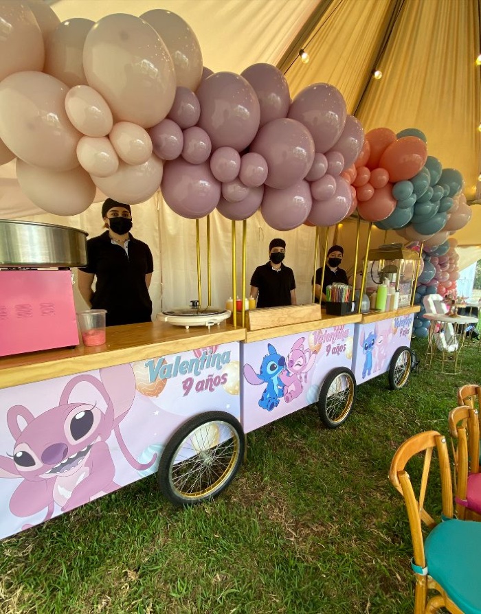 Carrito personalizado con arco de globos en tonos pastel