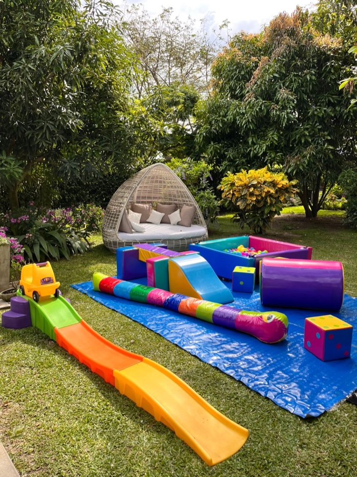 Inflables, tobogán, piscina de pelotas y juegos para niños