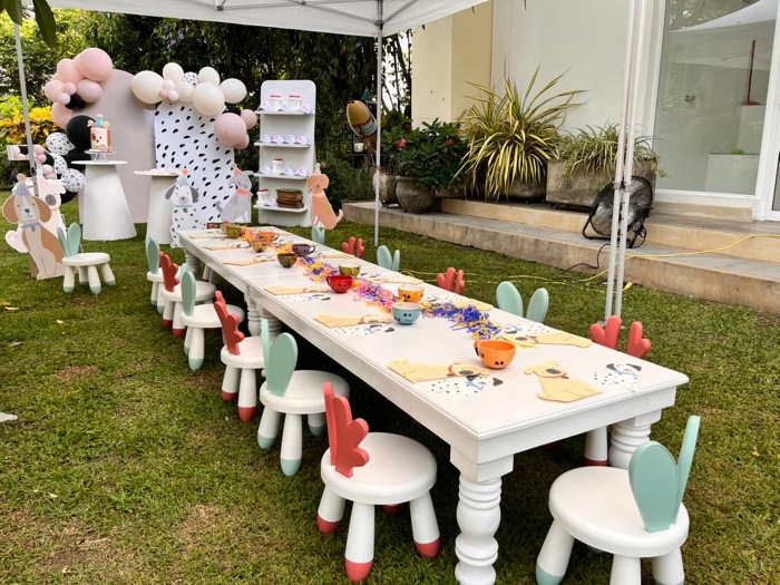 Mesa infantil blanca con sillas de patitas coloridas